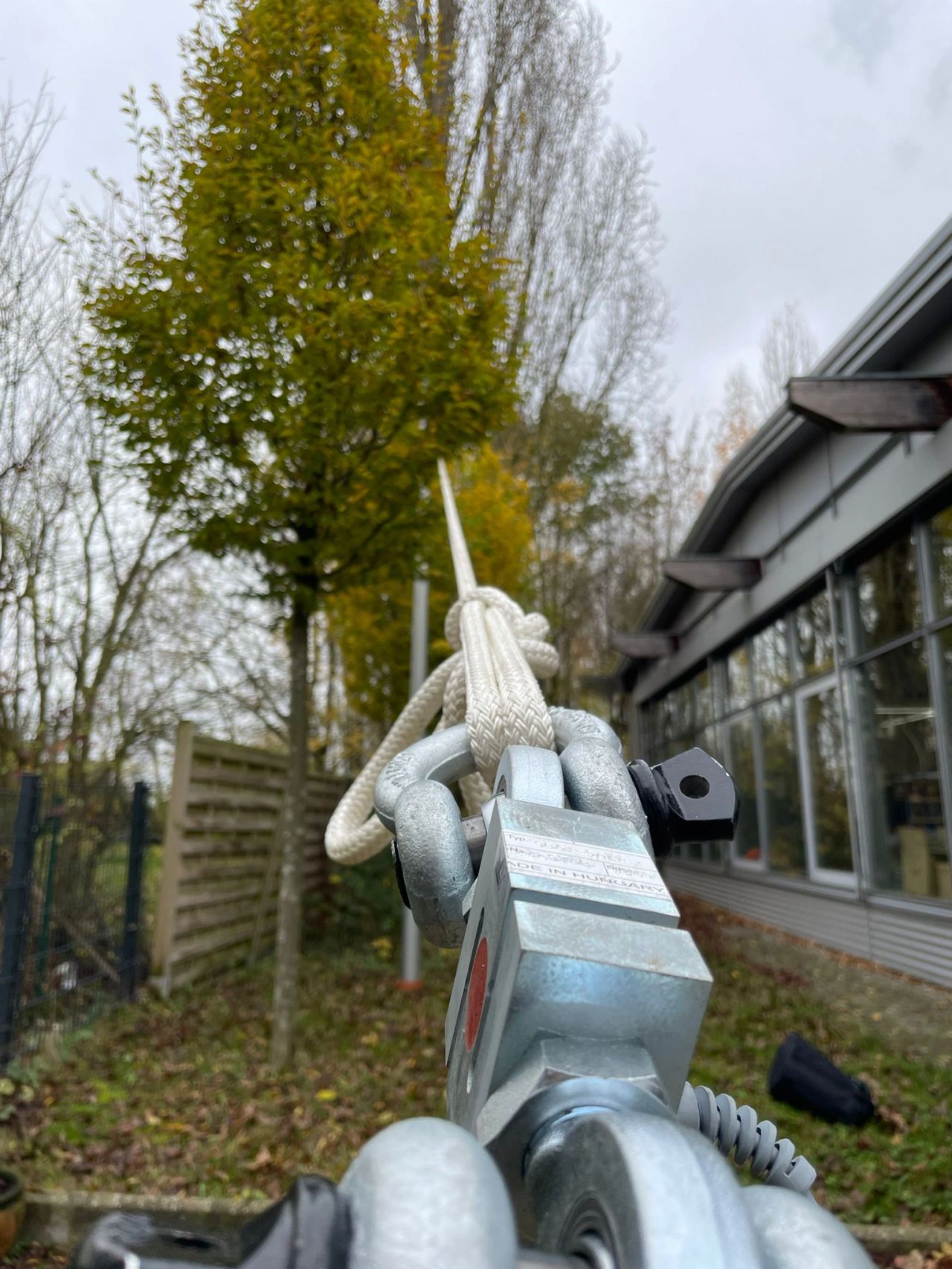 Seilverbindung mit Kausche und Karabiner beim Zugversuch