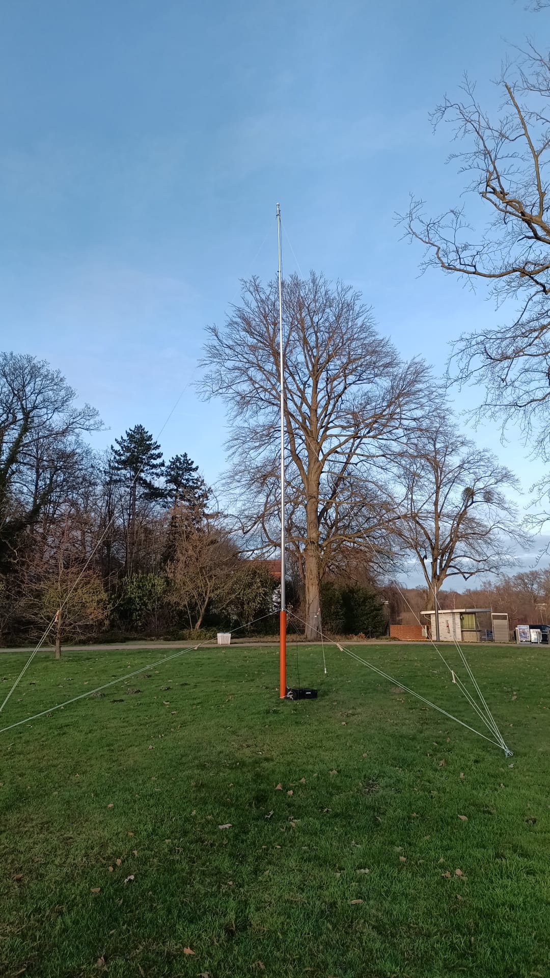 Anemometer auf 10 Meter hohem Mast zur Windgeschwindigkeitsmessung