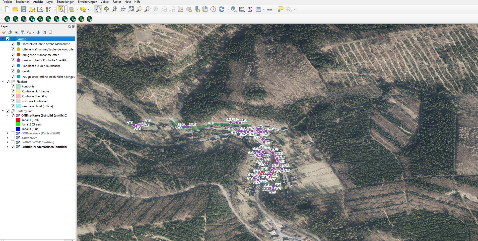QGIS mit dem Arbovia-Plugin: Baumbestand mit Kontrollstatus-Legende über amtlichem Luftbild
